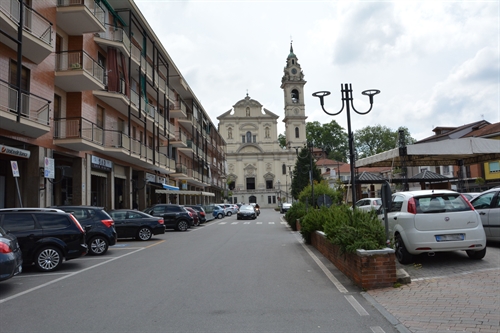 Piazza Martiri della Liberta e Chiesa.